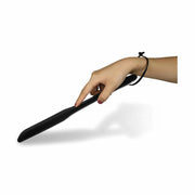 Paddle doppio lato nero opaco tenuto in mano con cordino al polso