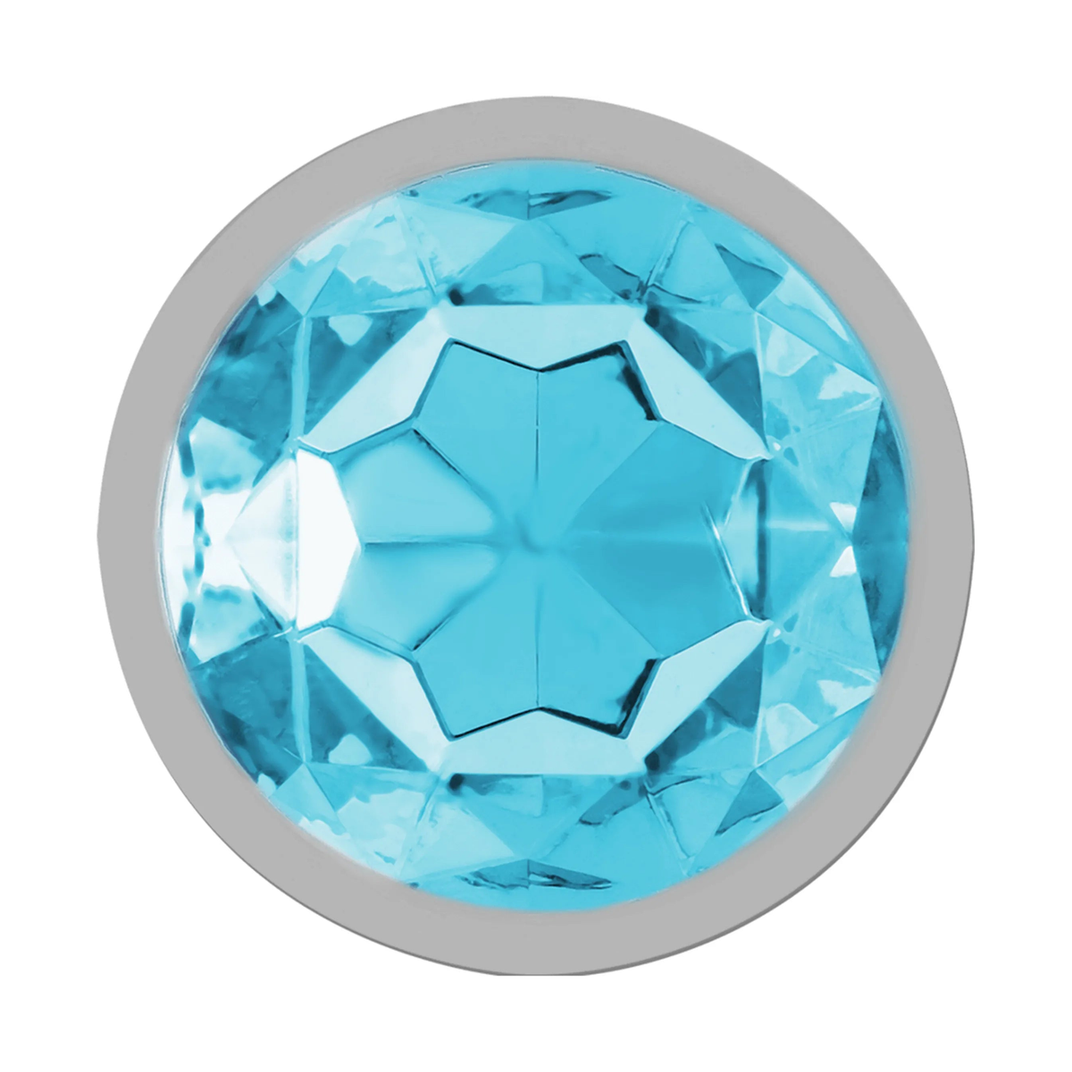Primo piano diamante azzurro facettato su anello grigio chiaro plug anale