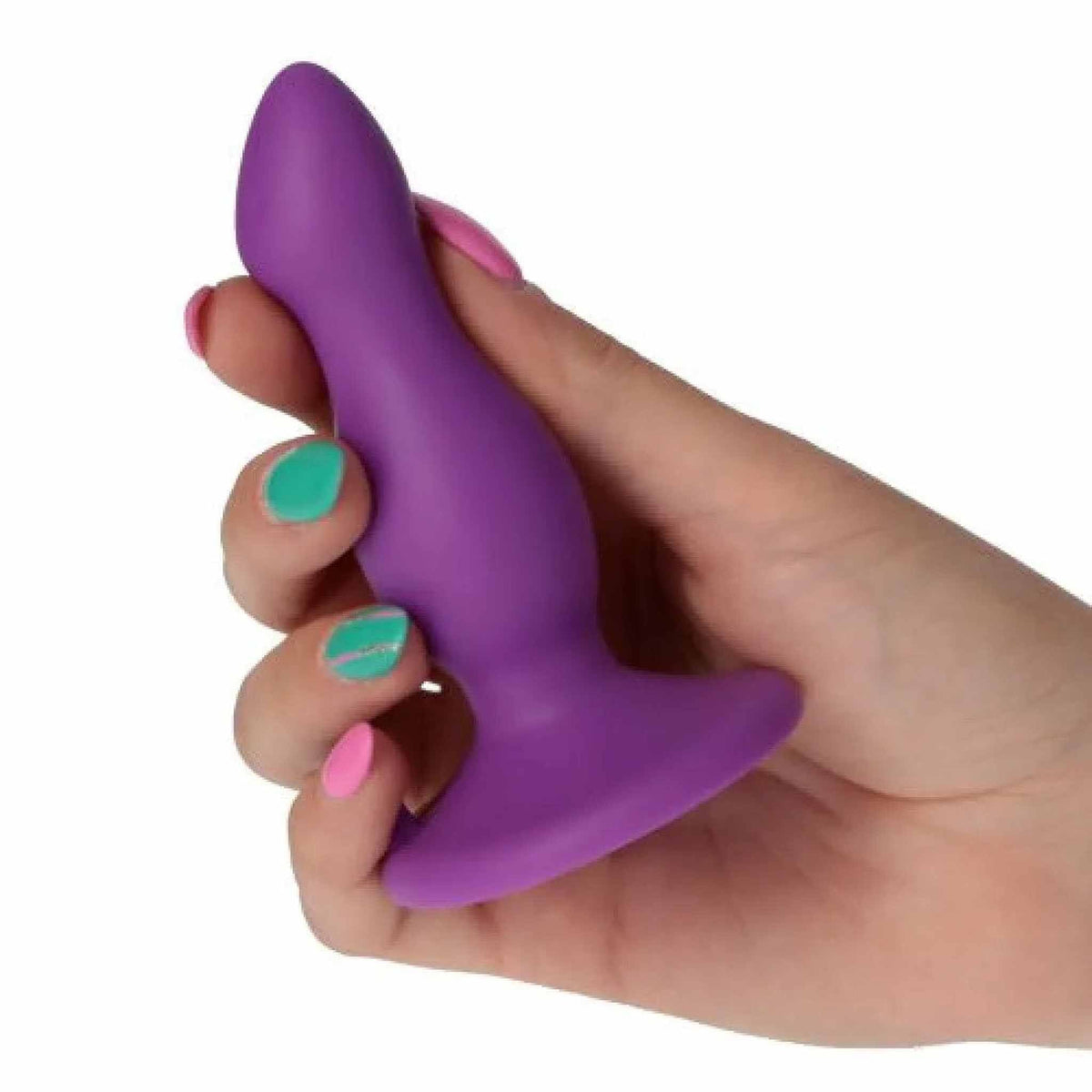 Mano femminile che tiene plug anale viola Timeless per mostrare dimensioni e presa