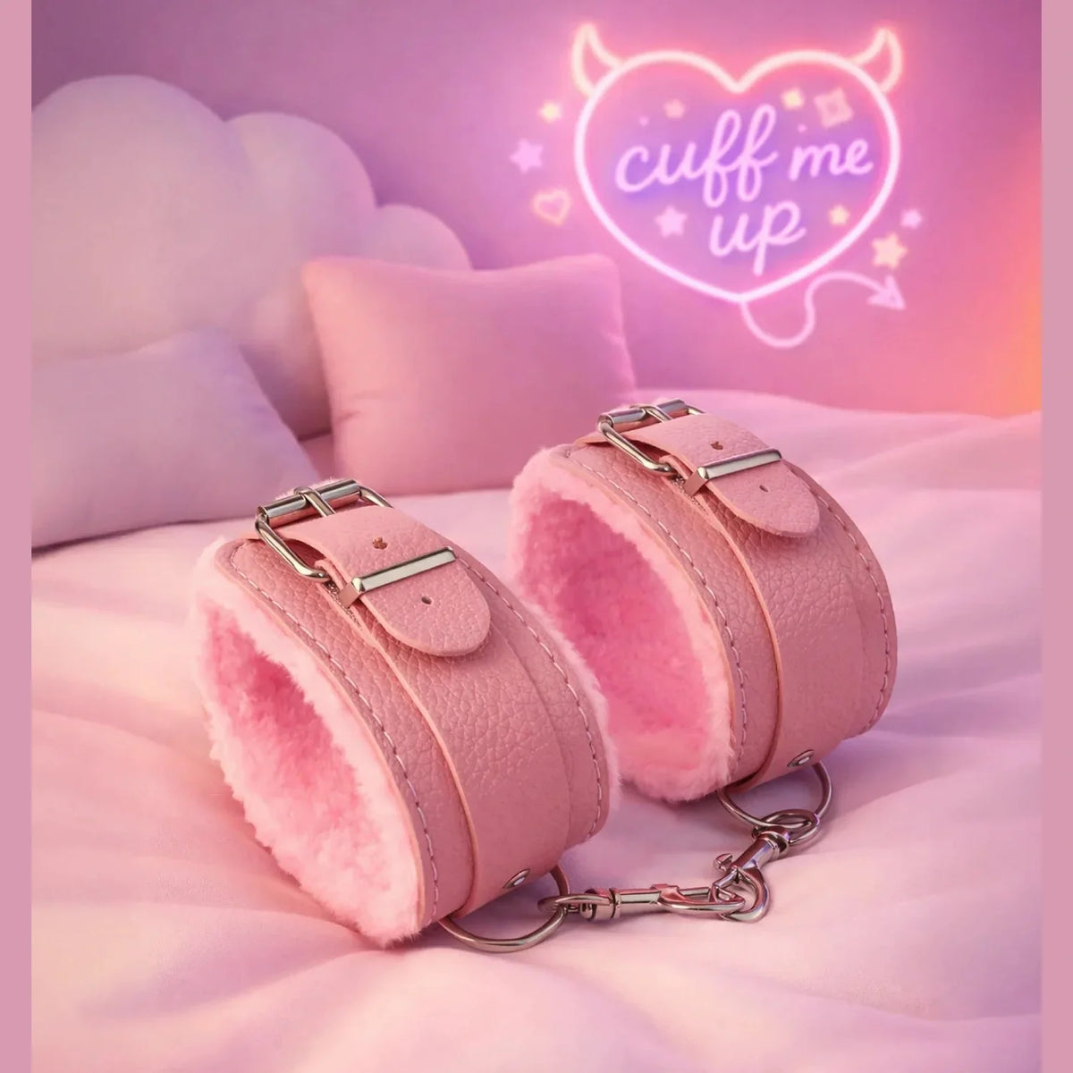 Cavigliere bondage rosa in similpelle con pelliccia interna e fibbie argento su sfondo decorato