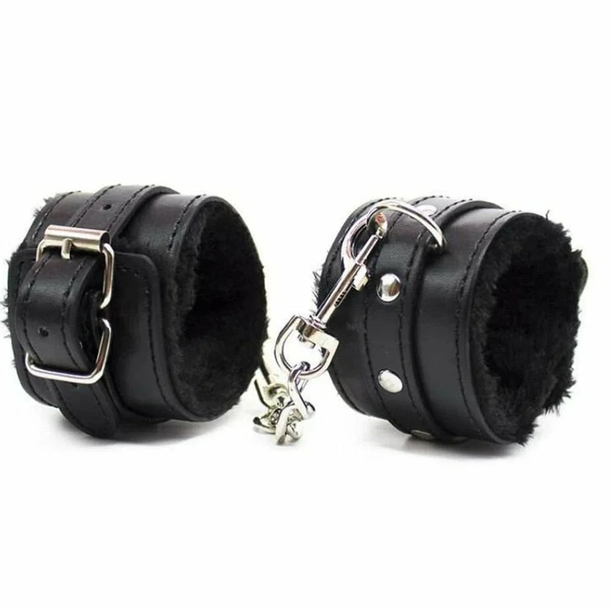 Cavigliere bondage nere in similpelle con fibbia cinturino e anello per catenella su sfondo bianco