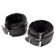 Cavigliere bondage nere in similpelle imbottite con pelliccia interna e anello di collegamento