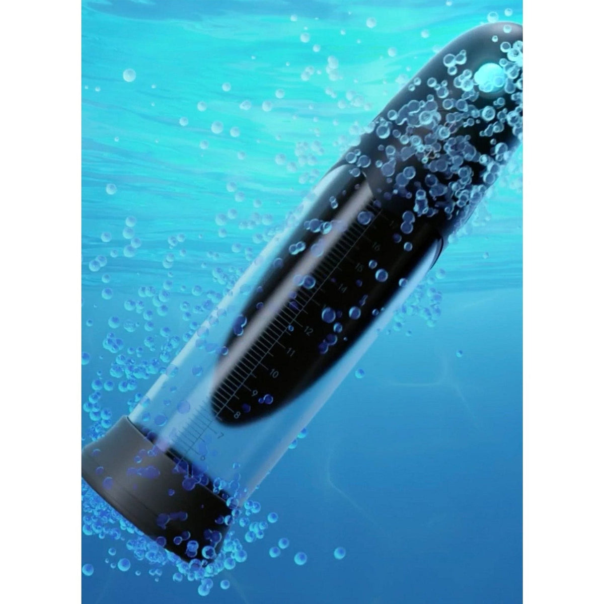Pompa idroterapia pene immersa in acqua con scala di misura visibile e bolle