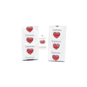Singole confezioni profilattici Saninex Retardant Tea con logo cuore rosso su sfondo bianco