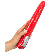 Vibratore rosso You2Toys tenuto in mano femminile con texture vene e pulsanti controllo luminosi