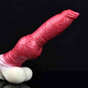 Dildo rosso texture muscolare Magmara Ringo inclinato con gocce d'acqua su base glutei