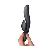 Vibratore rabbit nero Regala tenuto in mano, superficie morbida in silicone con dettagli testurizzati