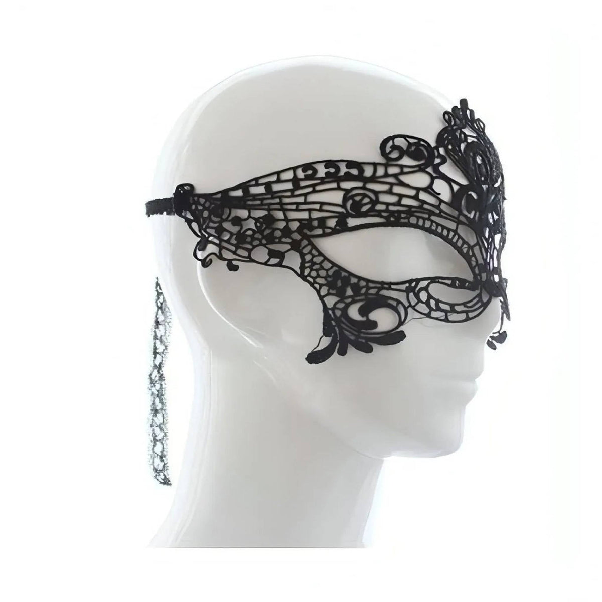 Maschera nera in pizzo vista profilo con dettagli floreali e coda pendente