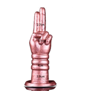 Dildo silicone liquido rosa Deva misure dettagliate con pollice e indice sollevati su sfondo bianco