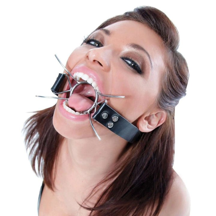 Bavaglio Spider Gag metallico nero con struttura a ragnatela indossato da donna