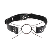 Dettaglio bavaglio Spider Gag in metallo e pelle sintetica nera con fibbia