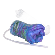 Dildo mucca strana silicone liquido superficie organica rugosa con siringa trasparente sullo sfondo