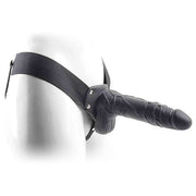 Strap-on Real Rapture indossato profilo laterale con cintura elastica e fibbie in metallo
