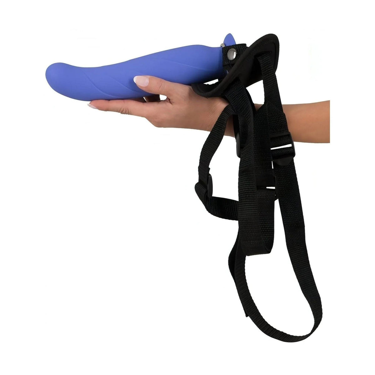 Mano che tiene strapon Viola con harness nero pronto all'uso