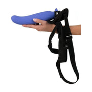 Mano che tiene strapon Viola con harness nero pronto all'uso