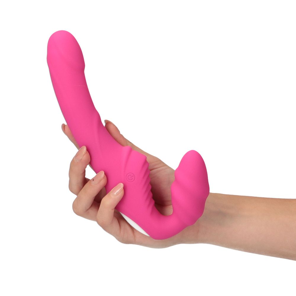 Strapon strapless rosa silicone in mano mostra dimensioni e morbidezza