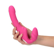Strapon strapless rosa silicone in mano mostra dimensioni e morbidezza