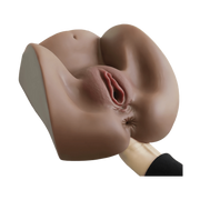 Mano sostiene busto femminile TPE nero dettagli genitali Streetgirl's