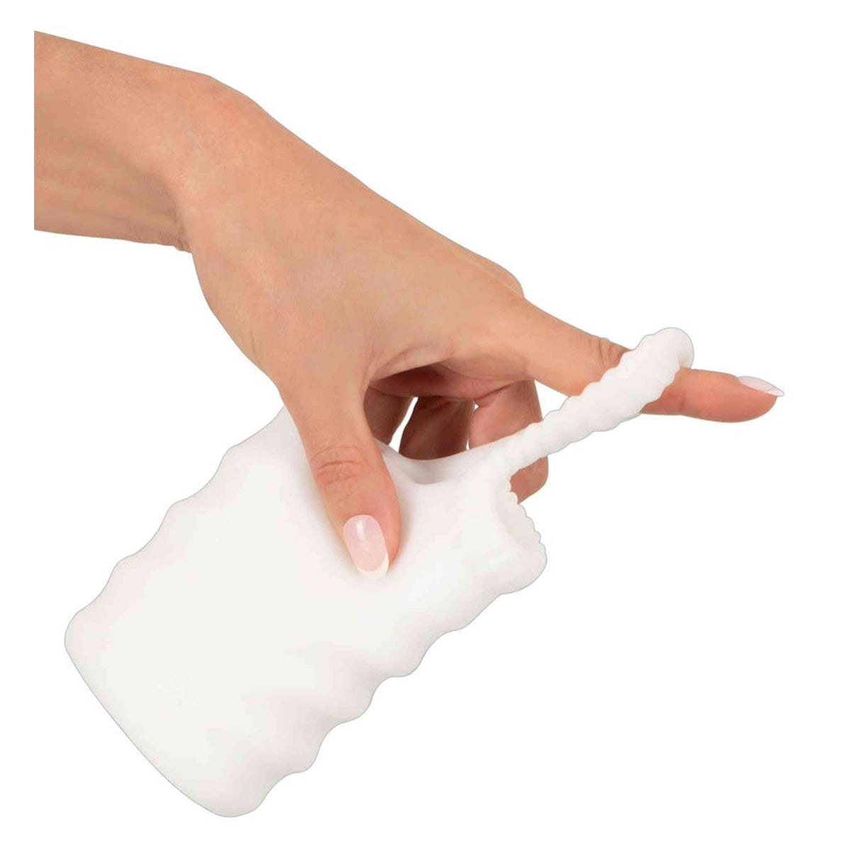 Mano che piega lo Stroker Vibrante per mostrare flessibilità del silicone