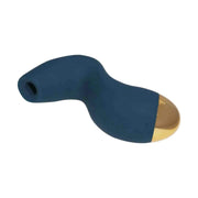 Stimolatore clitorideo Svakom Pulse Pure blu scuro con punta sferica dorata isolato
