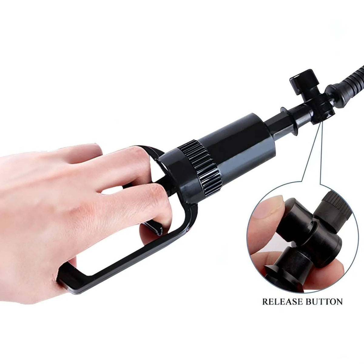 Mano che preme pulsante rilascio pompa pene con impugnatura ergonomica a forma U