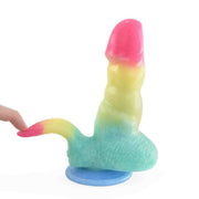 Dildo mostro silicone gradiente usato mano per mostrare flessibilità appendice