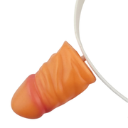 Dettaglio pene arancione lucido fissato a frontino bianco