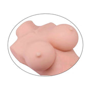 Dettaglio frontale seno grande e capezzoli su masturbatore torso donna in silicone rosa