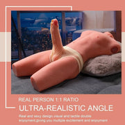 Torso uomo sdraiato con finitura pelle ultra-realistic e angolo 1:1 su cuscino grigio