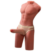 Profilo laterale torso uomo con pene parzialmente coperto da perizoma trasparente e finitura pelle