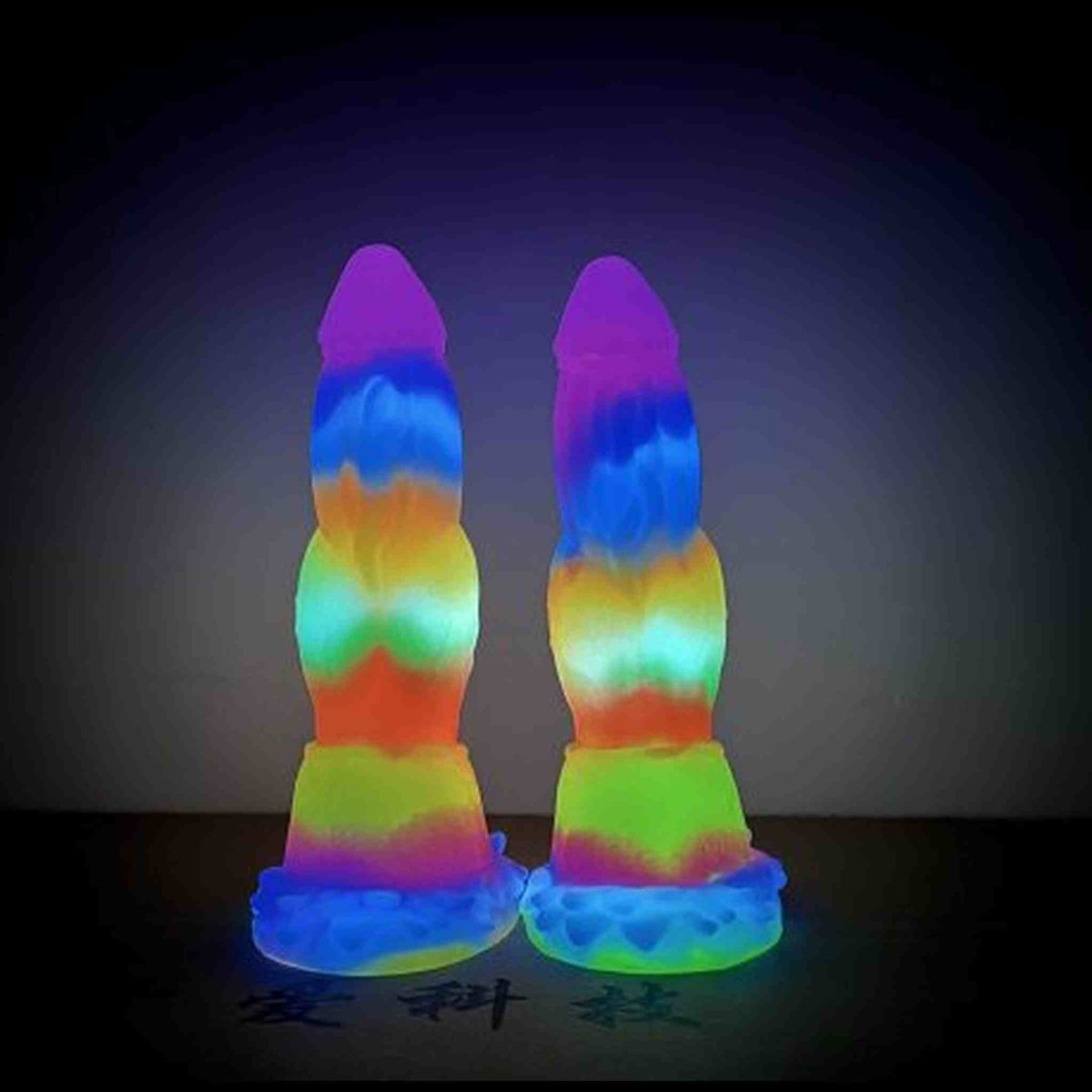 Dildo T-RX luminescente multicolore al buio