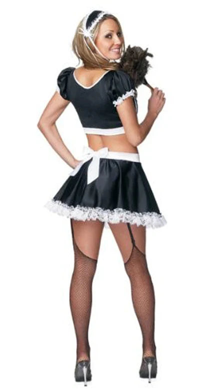 Costume da cameriera sexy 7 pezzi con gonna in raso nero, scopa e dettagli in pizzo bianco