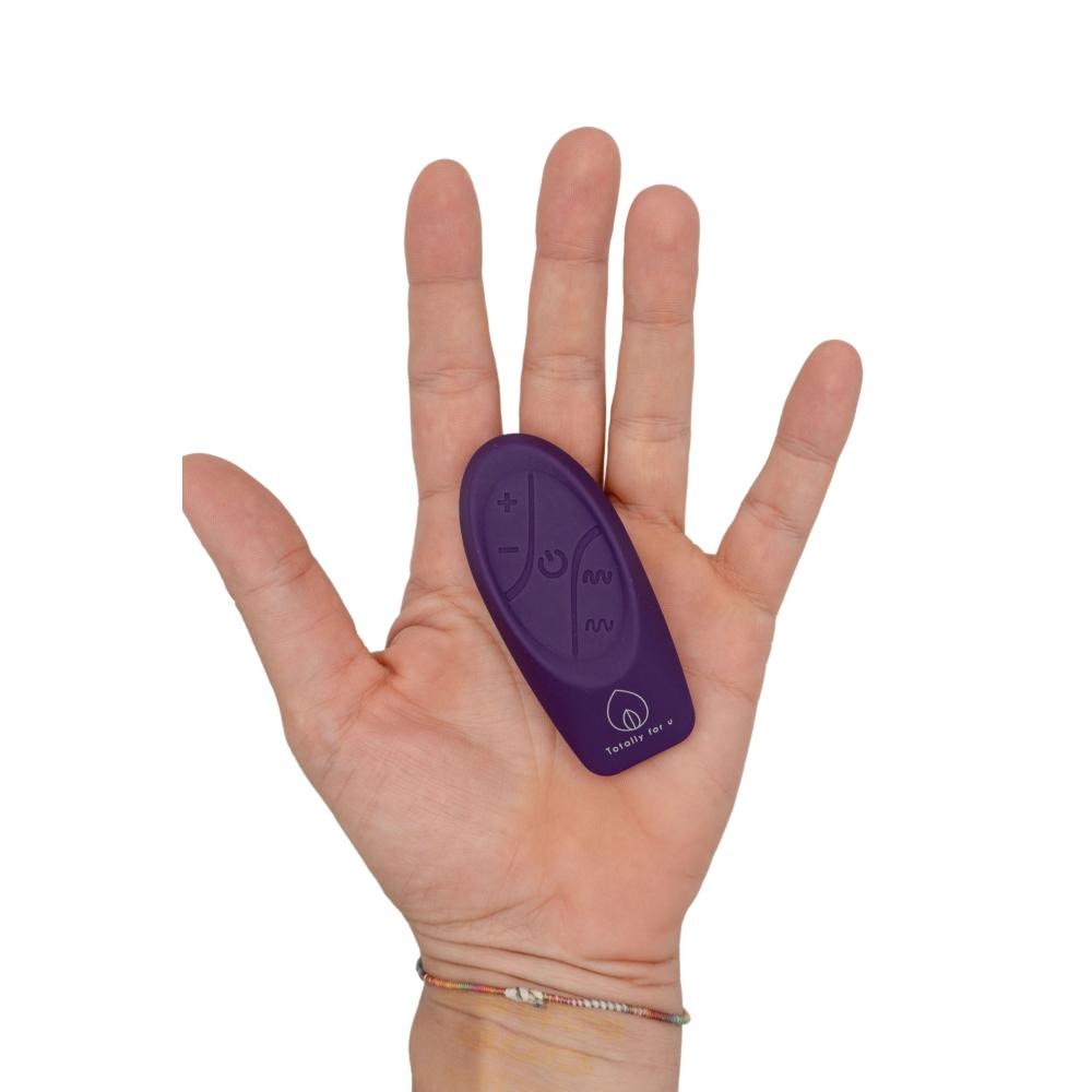 Mano che tiene telecomando wireless Venere viola Totally for u con simboli controllo