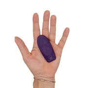 Mano che tiene telecomando wireless Venere viola Totally for u con simboli controllo