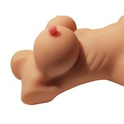 Dettaglio seno destro torso donna realistico, capezzolo rosa e finitura skin-like