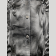 Dettaglio camicia a righe verticali nere e bianche con bottoni scuri per roleplay