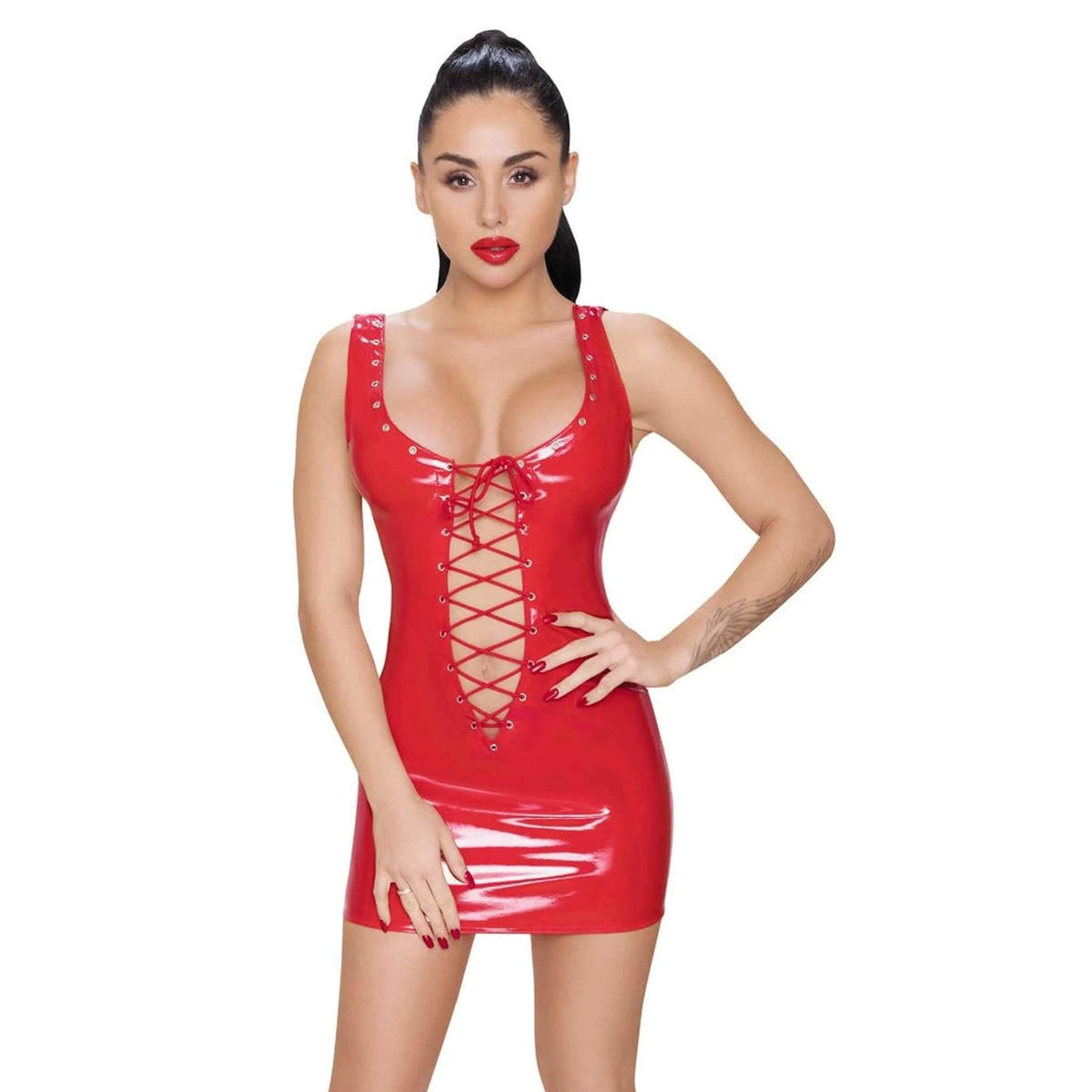 Modella indossa vestitino in vinile rosso lucido con borchie sulle spalline