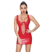 Modella indossa vestitino in vinile rosso lucido con borchie sulle spalline