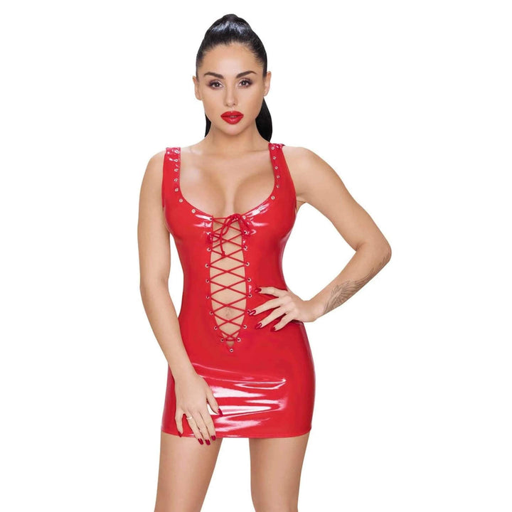 Modella indossa vestitino in vinile rosso lucido con borchie sulle spalline