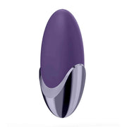 Vibratore viola Satisfyer Lay-on su sfondo bianco che mostra texture morbida e metallo