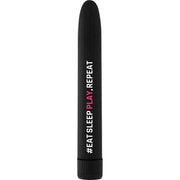 Vibratore cilindrico nero opaco con stampa '#EAT SLEEP PLAY, REPEAT' e base antiscivolo