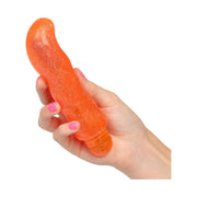Vibratore arancione glitterato tenuto in mano per mostrare dimensione