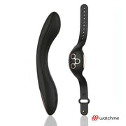 Vibratore nero ergonomico e smartband di controllo remoto su sfondo bianco