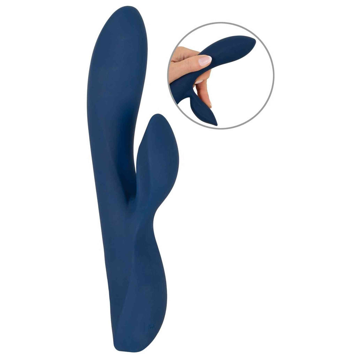 Dettaglio texture flessibile vibratore rabbit blu scuro silicone mostrato da mano