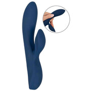 Dettaglio texture flessibile vibratore rabbit blu scuro silicone mostrato da mano