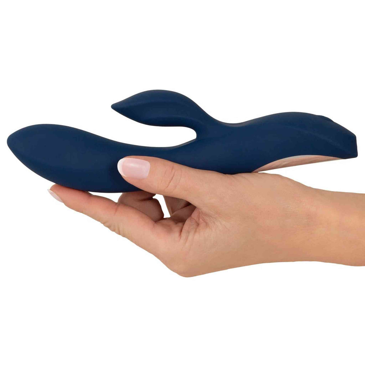 Vibratore rabbit blu scuro tenuto lateralmente in mano per evidenziare forma ergonomica