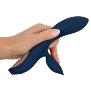Vibratore rabbit blu scuro ergonomico tenuto in mano per mostrare forma e dimensioni