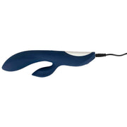 Vibratore rabbit blu scuro in carica con cavo nero inserito sul lato manico