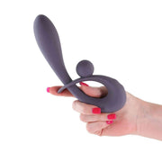 Vibratore rabbit grigio scuro tenuto in mano per mostrare dimensione ergonomica e orecchietta