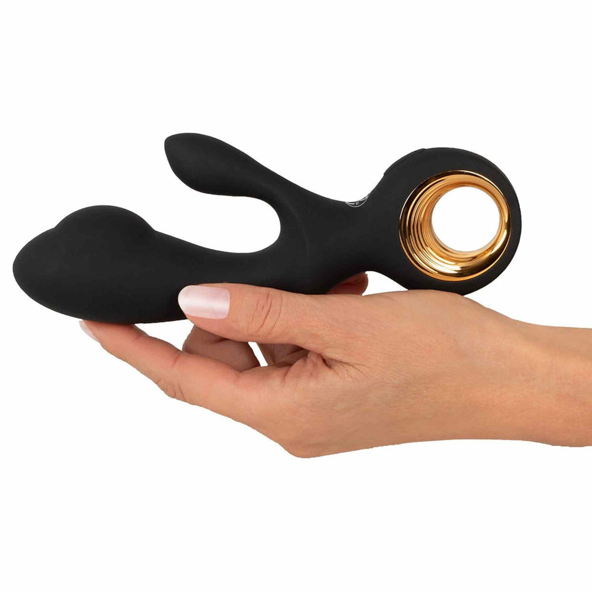 Vibratore a coniglio nero in silicone tenuto in mano con anello dorato alla base